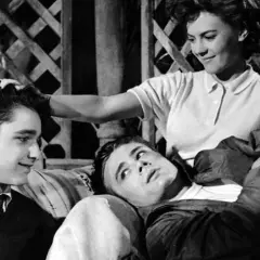 Buntownik z wyboru obsada: James Dean, Natalie Wood i Sal Mineo w scenie z filmu.