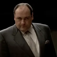 James Gandolfini jako Tony Soprano, ikona serialu "Rodzina Soprano", w charakterystycznym garniturze.