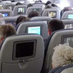 Jak oglądać filmy w samolocie: najlepsze metody i triki na lot