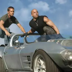 Szybcy i wściekli 5 obsada: Vin Diesel i Paul Walker w akcji na dachu samochodu.