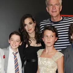 Aktorzy Stranger Things: Winona Ryder, Millie Bobby Brown, Gaten Matarazzo, Noah Schnapp, Caleb McLaughlin i Matthew Modine pozują do zdjęcia.