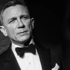 Daniel Craig w smokingu, gotowy na kolejną misję jako nowy Bond.