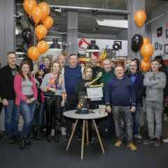 Ekipa "Lombard. Życie pod zastaw" świętuje 500. odcinek. Wszyscy uśmiechnięci, z balonami i tortem.