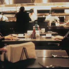 Al Pacino i Robert De Niro w kultowej scenie z filmu "Gorączka" (1995). Obsada filmu w pełnej krasie.