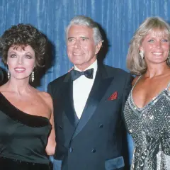 Joan Collins, John Forsythe i Linda Evans, gwiazdy serialu "Dynastia", pozują do zdjęcia.