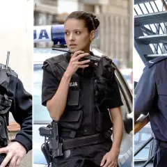 Trzech policjantów i policjantki bohaterowie w akcji. Jeden z nich ma kamizelkę taktyczną, drugi trzyma krótkofalówkę, a trzeci stoi przy schodach.