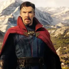 Doktor Strange w multiwersum obłędu obsada. Benedict Cumberbatch jako Strange w czerwonym płaszczu i niebieskim stroju na tle gór.