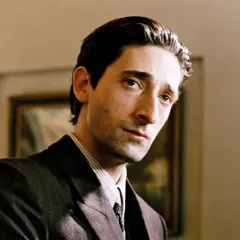 Adrien Brody jako Władysław Szpilman w filmie "Pianista" (2002). Wzruszająca historia przetrwania.