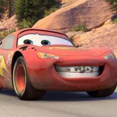 Błyskawica McQueen z "Auta 4" na drodze, z uśmiechem pełnym... owadów. Premiera filmu już wkrótce!