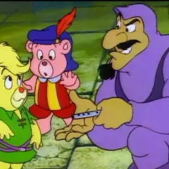 Gumisie postacie: Zummi i Grammi patrzą z uwagą, jak czarnoksiężnik próbuje ich oszukać.