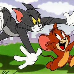 Tom goni Jerry'ego przez zielone wzgórza. Klasyczna scena z tych **starych bajek**, która zawsze bawi.