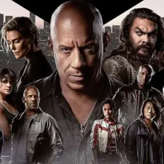 Dominic Toretto i jego ekipa w filmie Szybcy i wściekli 11. W tle widać panoramę miasta.