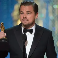 Leonardo DiCaprio wreszcie zdobywa swojego Oscara, trzymając statuetkę w dłoni.