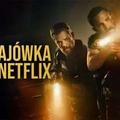 Dwóch mężczyzn z latarkami, gotowych do akcji. Idealna propozycja, co obejrzeć na Netflix podczas majówki.