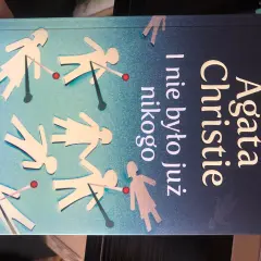 Okładka książki Agaty Christie "I nie było już nikogo" z sylwetkami ludzi przeszywanymi szpilkami.
