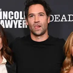 Neve Campbell, Manuel Garcia-Rulfo i Becki Newton, czyli gwiazdy serialu "Prawnik z Lincoln".