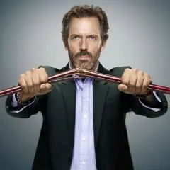 Hugh Laurie, znany z filmów, seriali i programów, łamie laskę.