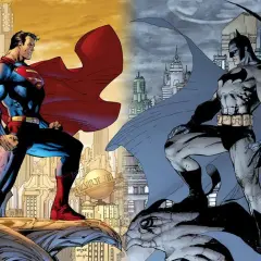 Dwóch legendarnych superbohaterów, Superman i Batman, staje naprzeciw siebie na tle miasta.