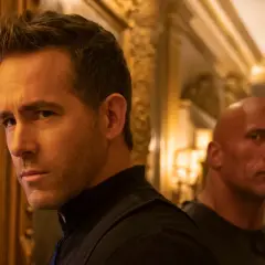 Ryan Reynolds i Dwayne Johnson w scenie z filmu "Czerwona nota 2".