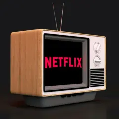 Stary telewizor z logo Netflix na ekranie. Czas pomyśleć, jak zrezygnować z Netflixa.