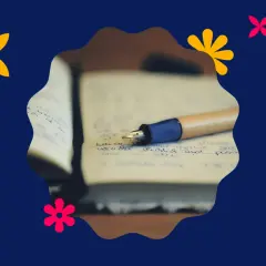 Stary notatnik z piórem, gdzie każda notatka jest w chyłce kolejności. Kolorowe kwiaty dodają mu uroku.