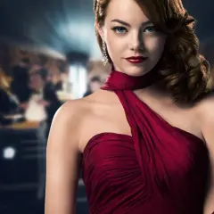 Emma Stone w czerwonej sukni, w tle rozmyta sala balowa, jak z filmu "Strefa gangsterów obsada".
