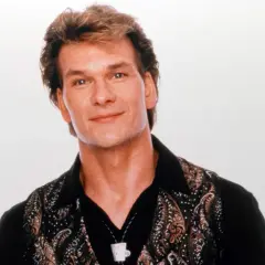 Patrick Swayze, gwiazda kultowych **patrick swayze filmy**, w charakterystycznej koszuli z wzorem.