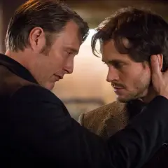 Hannibal obsada: Hannibal Lecter (Mads Mikkelsen) czule dotyka Willa Grahama (Hugh Dancy).