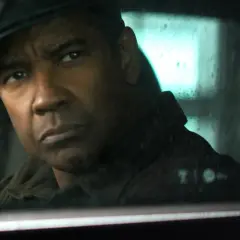 Denzel Washington w czapce siedzi w samochodzie, jego spojrzenie jest intensywne, jakby działał bez litości 4.