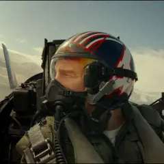 Pilot w kasku z flagą USA, gotowy do akcji w kokpicie myśliwca. Czy to zapowiedź Top Gun 3?