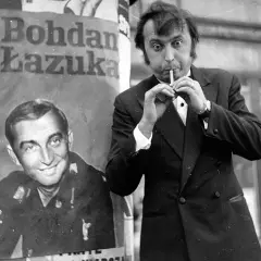 Bohdan Łazuka z papierosem w ustach, obok plakat z jego podobizną. To chyba nie jest jego ulubiony dzień, ale obsada "Nie lubię poniedziałku" na pewno się cieszy.