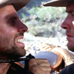 Zacięta walka w "Rio Bravo". Obsada filmu w dramatycznym starciu, napięcie w powietrzu.