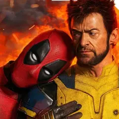 Deadpool & Wolverine: obsada w ogniu. Deadpool opiera się o Wolverine'a, który patrzy w bok.