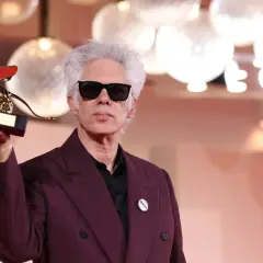 Jim Jarmusch z Złotym Lwem, główna nagroda festiwalu filmowego w Wenecji, w dłoni.