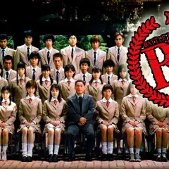 Uczniowie w mundurkach szkolnych, przygotowani do gry w stylu battle royale.