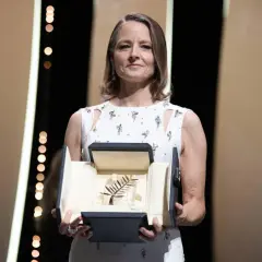 Jodie Foster, znana z wielu wspaniałych filmów, odbiera nagrodę.
