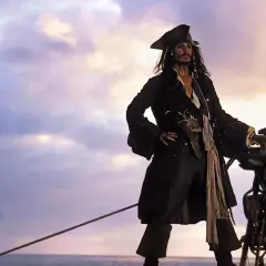 Kapitan Jack Sparrow na pokładzie statku, gotowy na nowe przygody w "Piraci z Karaibów 6".