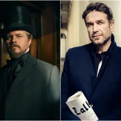 Dwóch mężczyzn. Jeden w cylindrze i fraku, drugi w płaszczu, trzymający gazetę z napisem "Lalki". Nowa lalka obsada.