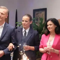 M jak miłość obsada świętuje z szampanem i zimnymi ogniami.