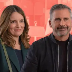 Tina Fey i Steve Carell, gwiazdy znane z filmów, seriali i programów, uśmiechają się do siebie.