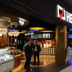 Ile kosztuje popcorn w kinie Helios? Ceny, smaki i promocje