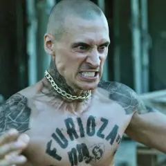 Agresywny mężczyzna z tatuażem "FURIOZA" na klatce piersiowej. Czy Furioza jest na faktach? Film oparty na prawdziwej historii.