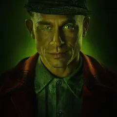 Mężczyzna z zielonymi oczami i czapką na głowie, zapowiedź mrocznych netflix seriali kryminalnych.