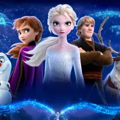 Elsa, Anna, Kristoff, Sven i Olaf w magicznej krainie lodu 3. Błękitne iskry otaczają bohaterów, zapowiadając przygodę.