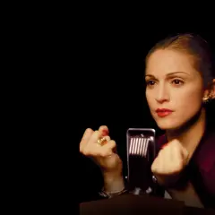 Evita przemawia do tłumu, z Che Guevarą w tle.