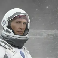 Astronaut Cooper z filmu Interstellar 2 w skafandrze kosmicznym, na tle zamarzniętego krajobrazu.