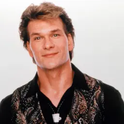 Patrick Swayze, gwiazda kultowych **patrick swayze filmy**, w charakterystycznej koszuli z wzorem.