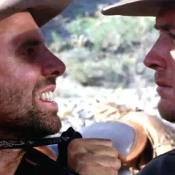 Zacięta walka w "Rio Bravo". Obsada filmu w dramatycznym starciu, napięcie w powietrzu.