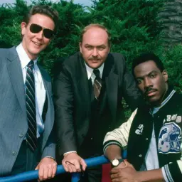 Gliniarz z Beverly Hills obsada: Eddie Murphy, Judge Reinhold i John Ashton pozują do zdjęcia.