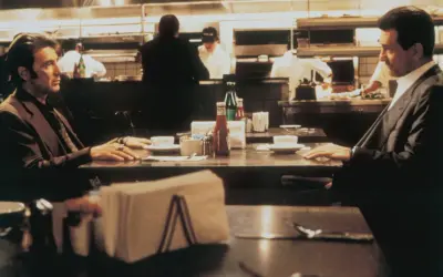 Al Pacino i Robert De Niro w kultowej scenie z filmu "Gorączka" (1995). Obsada filmu w pełnej krasie.